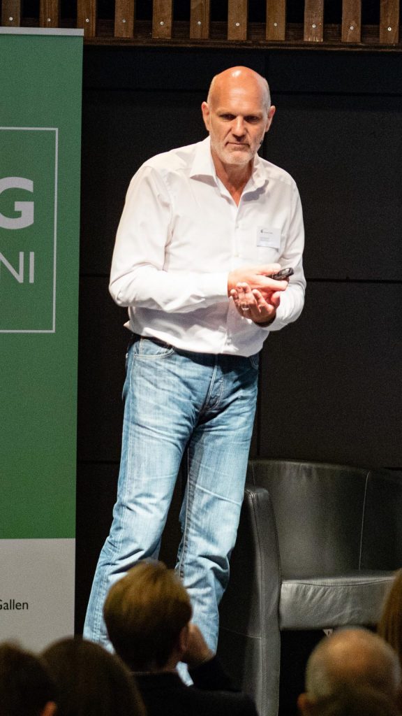 Guido Bosbach auf der Bühne beim HSG-Alumni-Abend